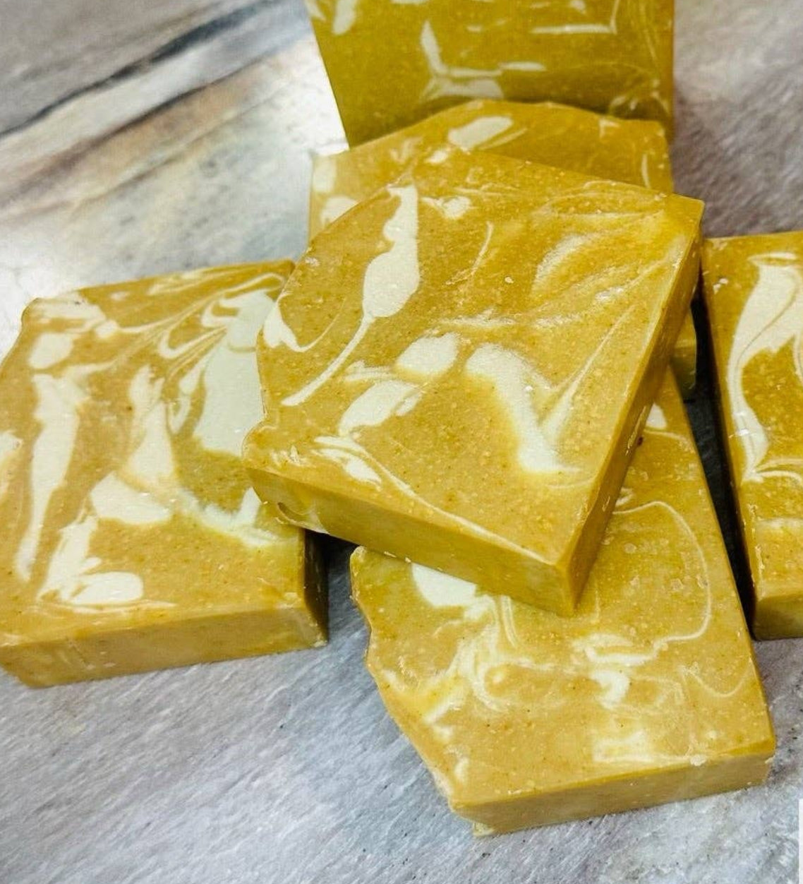Savon en barre au lait de chèvre : curcuma et miel avec argile de kaolin
